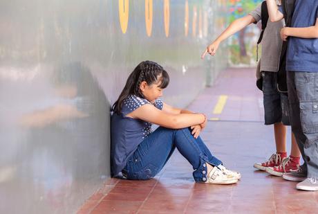 niña sufriendo acoso escolar o bullying