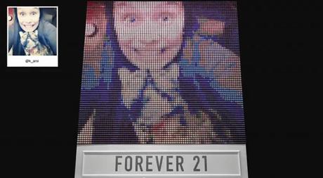 Forever 21 crea una pantalla que reproduce fotos de Instagram con hilos