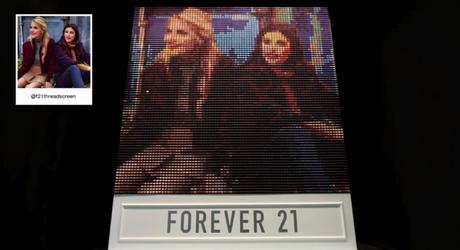 Forever 21 crea una pantalla que reproduce fotos de Instagram con hilos