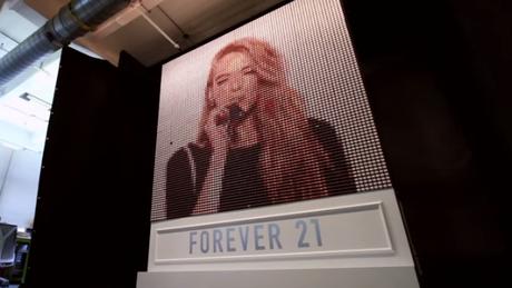 Forever 21 crea una pantalla que reproduce fotos de Instagram con hilos