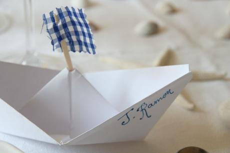 finde frugal: marcasitios con barquitos de papel para una mesa marinera