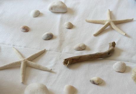 finde frugal: marcasitios con barquitos de papel para una mesa marinera