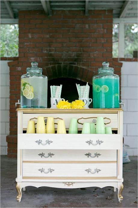 drink station ideas | mint and yellow wedding | backyard reception ideas | #weddingchicks