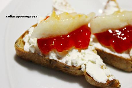 tosta-de-queso-crema-mermelada-de-tomate-y-melon-de-cerca