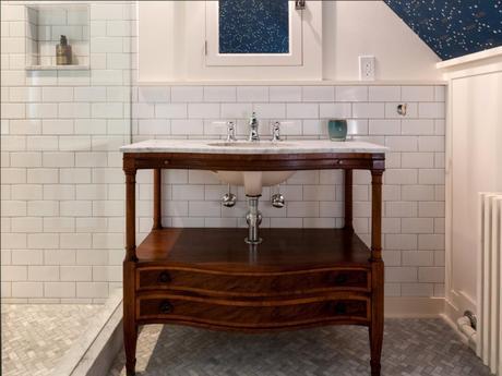 10 Muebles reciclados para baños. CI-jas_mahogany-table-turned-bathroom-vanity_h.jpg.rend.hgtvcom.1280.960