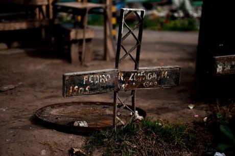 Gritan las siluetas del silencio…todo está clavado en la memoria.