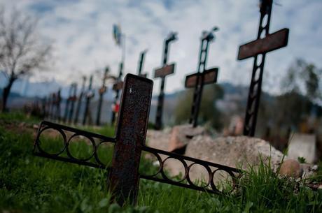 Gritan las siluetas del silencio…todo está clavado en la memoria.