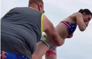 Mujer quería lanzarse al agua, pero todo le sale mal y queda grabado