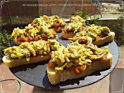 Tosta de revuelto de gulas y gambas