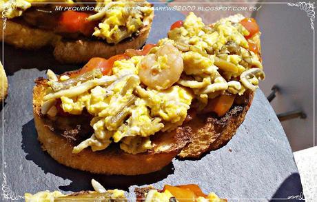 Tosta de revuelto de gulas y gambas