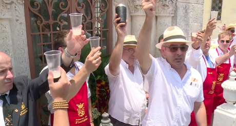 INÉDITO BRINDIS EN TUMBA DEL CANTINERO DE HEMINGWAY EN CUBA Screen Shot 2015-07-25 at 1.36.23 AM