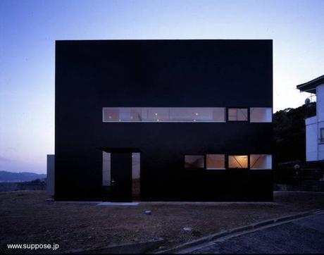 Casa japonesa minimalista de perfil futurista en Hiroshima.