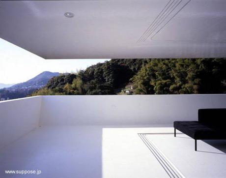 Casa japonesa minimalista de perfil futurista en Hiroshima.