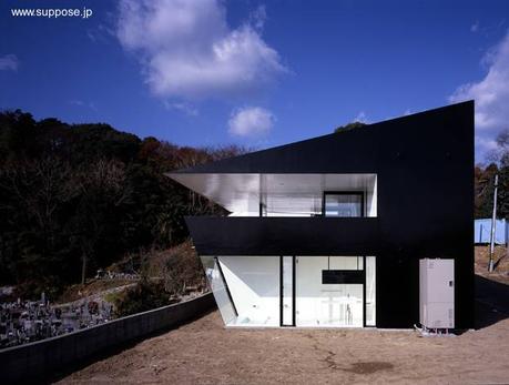 Casa japonesa minimalista de perfil futurista en Hiroshima.