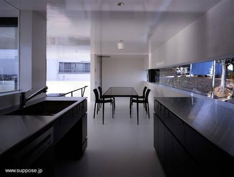 Casa japonesa minimalista de perfil futurista en Hiroshima.