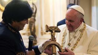 Ni el Papa se salva de la guerra mediática