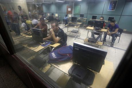 Sala de navegación para Internet de la Universidad de Camagüey, en el oriente de Cuba. De este centro salió la primera red social desarrollada integralmente en el país, Dreamcatchers. Crédito: Jorge Luis Baños/IPS