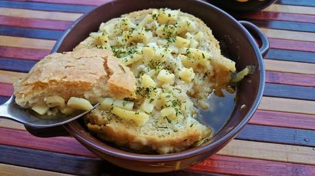 Sopa francesa de cebolla gratinada vegana