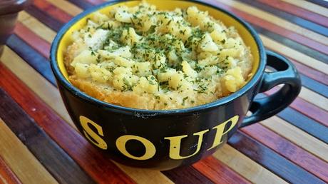 Sopa francesa de cebolla gratinada vegana