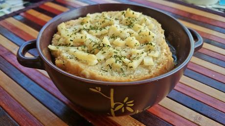 Sopa francesa de cebolla gratinada vegana Sopa francesa de cebolla gratinada vegana