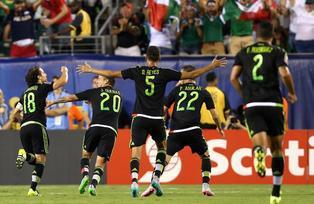 Los mexicanos corren para celebrar uno de los goles anotados a Jamaica durante la final de la Copa Oro 2015