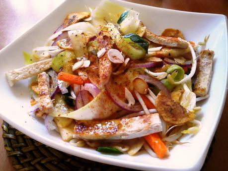 Ensalada de vegetales y pollo estilo thai