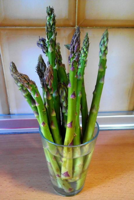 Espárragos trigueros con jamón y salsa de higos