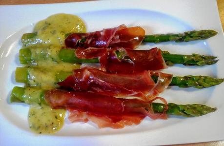 Espárragos trigueros con jamón y salsa de higos