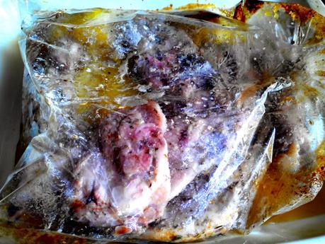 Conejo asado en bolsa con manzana