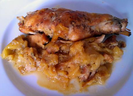 Conejo asado en bolsa con manzana