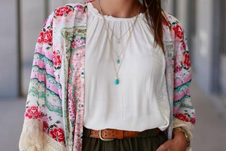 Kimono de flores y flecos