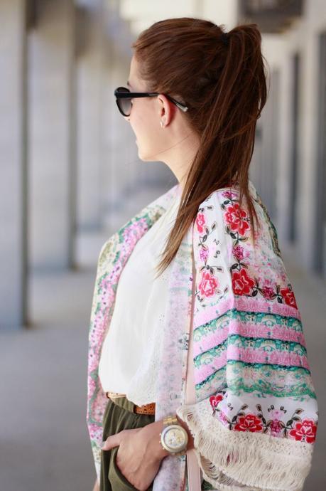 Kimono de flores y flecos