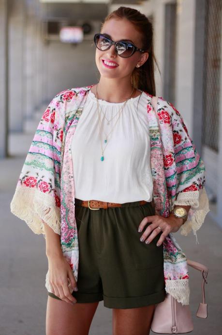 Kimono de flores y flecos