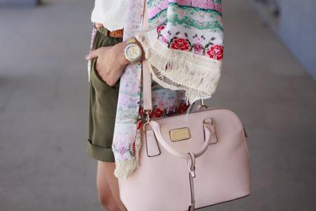 Kimono de flores y flecos