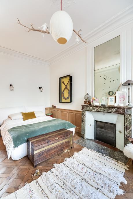 Dormitorio con chimenea