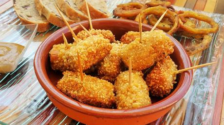 Pinchos de salchicha rebozada en mostaza y especias con costra de nueces de Brasil