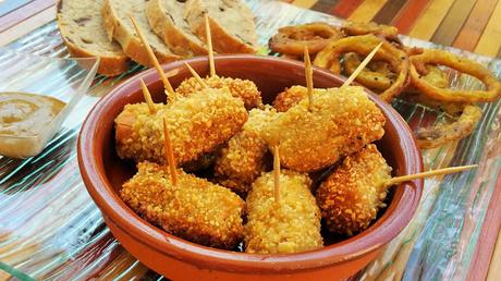 Pinchos de salchicha rebozada en mostaza y especias con costra de nueces de Brasil