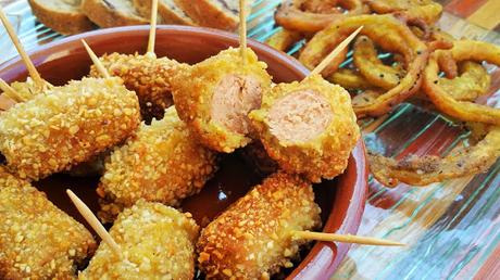 Pinchos de salchicha rebozada en mostaza y especias con costra de nueces de Brasil