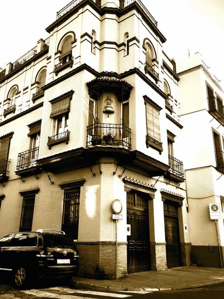 La Virgen de los Reyes, en calle Velarde.