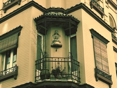 La Virgen de los Reyes, en calle Velarde.