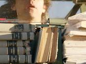 Tanque dispara libros: “Arma Instrucción Masiva”