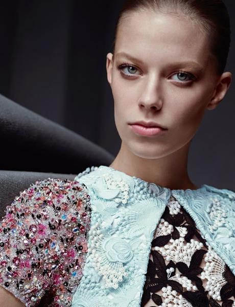 Lexi Boling posa con marcados diseños de Alta Costura para Dior Magazine