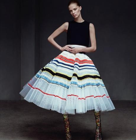 Lexi Boling posa con marcados diseños de Alta Costura para Dior Magazine