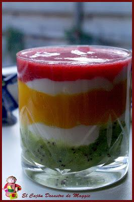 POSTRE TRICOLOR DE FRUTAS Y YOGUR