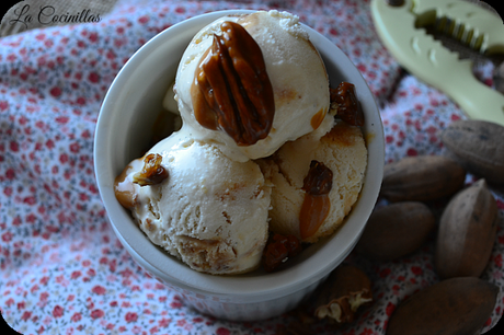 Helado de vainilla con nueces pecan caramelizadas