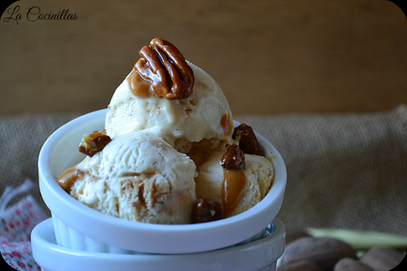 Helado de vainilla con nueces pecan caramelizadas