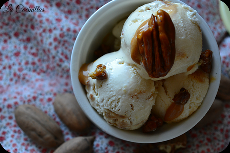 Helado de vainilla con nueces pecan caramelizadas