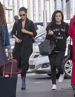 Selena Gomez llegó a Heathrow, aeropuerto de Londres