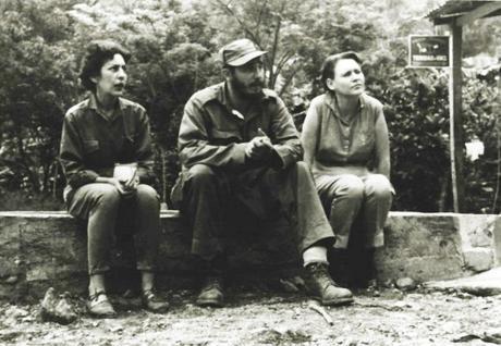 A la izquierda Celia Sánchez, Fidel Castro y Haydée Santamaría (foto tomada de Internet)