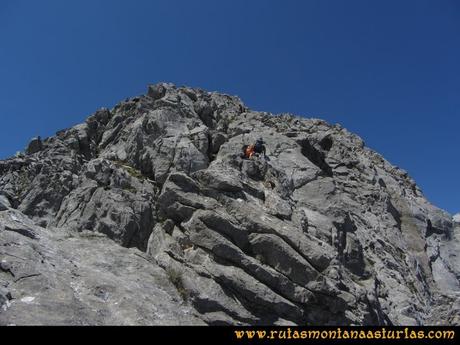 Ruta Peña Ubiña Arista Este: Vista paso estrecho desde abajo